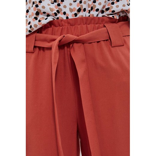 Spodnie z wiązaniem rubinowe ze sklepu Moodo.pl w kategorii Spodnie damskie - zdjęcie 136728567