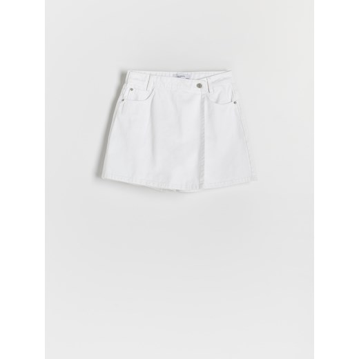Reserved - Jeansowe szorty z asymetrycznym zapięciem - Biały Reserved 36 Reserved