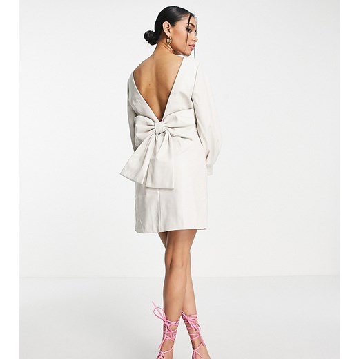Forever New Petite – Kamiennobeżowa sukienka mini z głębokim wycięciem na Forever New Petite 34 Asos Poland