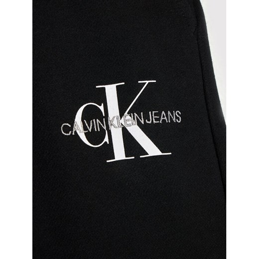 Calvin Klein Jeans Spodnie dresowe Monogram Logo IB0IB00944 Czarny Regular Fit 10Y okazyjna cena MODIVO