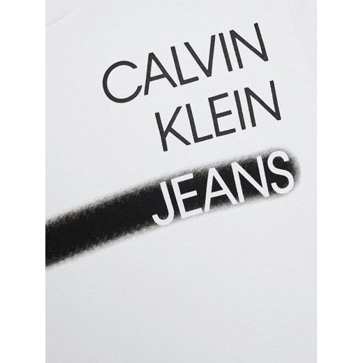 Calvin Klein Jeans T-Shirt Institutional Spray IB0IB00895 Biały Regular Fit 8Y okazyjna cena MODIVO