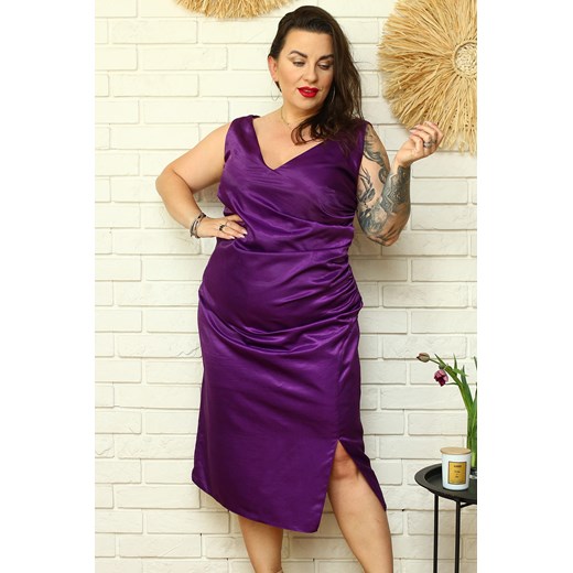 Sukienka satynowa ołówkowa z rozporkiem na boku i marszczeniem SCARLET fioletowa Karko Plus Size karko.pl