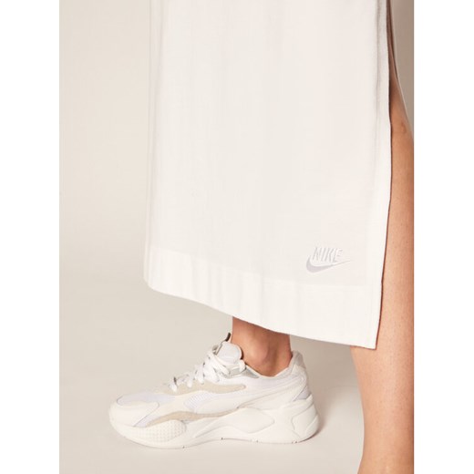 Nike Sukienka dzianinowa Sportswear CJ3750 Biały Standard Fit Nike L wyprzedaż MODIVO