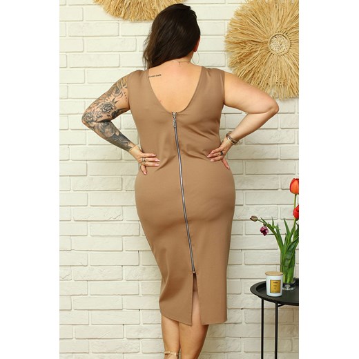 Sukienka ołówkowa biznsowa letnia z ozdobnym zamkiem z tyłu HONORATA beżowa Karko Plus Size karko.pl