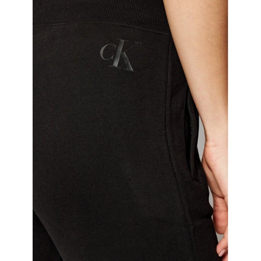 Calvin Klein Jeans Spodnie dresowe J20J215551 Czarny Regular Fit L okazja MODIVO
