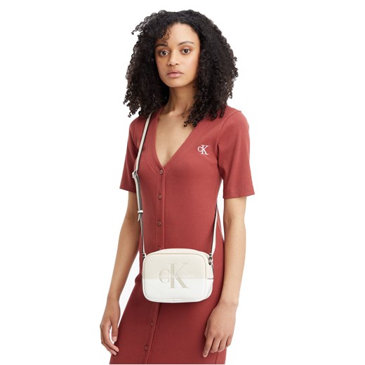 CALVIN KLEIN TOREBKA DAMSKA SCULPTED CAMERA BAG BEIGE/WHITE K60K609775 02X UNI messimo promocja