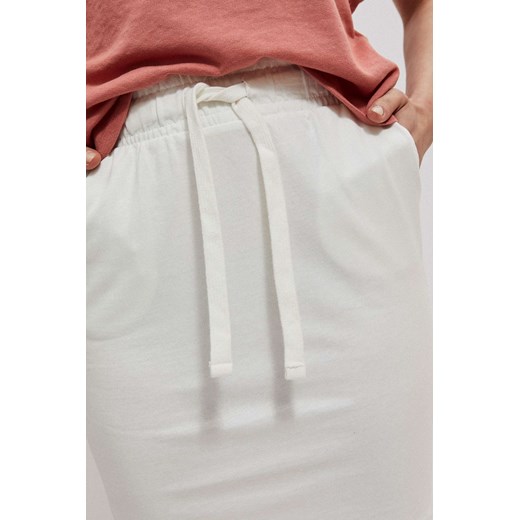 Gładka spódnica przed kolano perłowa ze sklepu Moodo.pl w kategorii Spódnice - zdjęcie 141089598