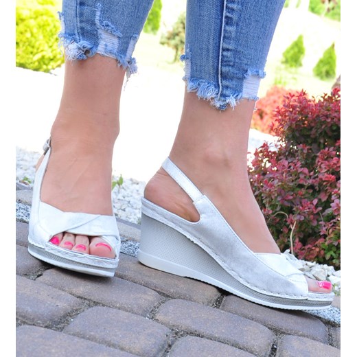 Białe sandały damskie Pantofelek24 na koturnie bez obcasa z klamrą eleganckie 