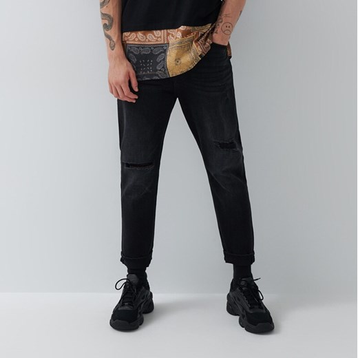 Jeansy carrot fit z przetarciami - Czarny House 28/30 wyprzedaż House
