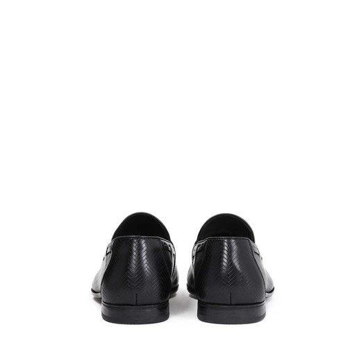 Czarne loafersy męskie ze skóry tłoczonej we wzór jodełka Kazar 42 promocyjna cena Kazar