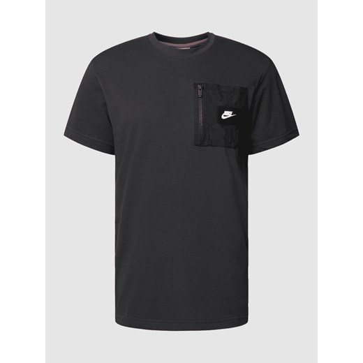 T-shirt z kieszenią zapinaną na zamek błyskawiczny Nike L Peek&Cloppenburg 