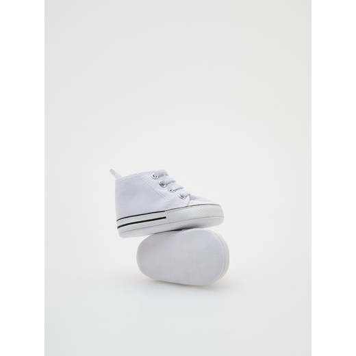 Białe buciki niemowlęce Reserved sznurowane 