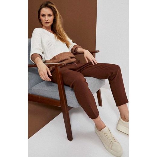 Spodnie z prostą nogawką 3900, Kolor brązowy, Rozmiar XS, Moodo ze sklepu Primodo w kategorii Spodnie damskie - zdjęcie 142817798