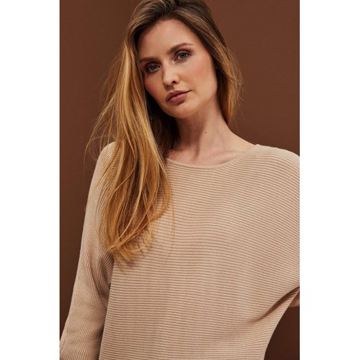Sweter typu nietoperz beżowy ze sklepu Moodo.pl w kategorii Swetry damskie - zdjęcie 142869255
