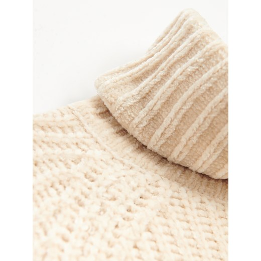 Puszysty sweter z golfem nude - Kremowy House XS House