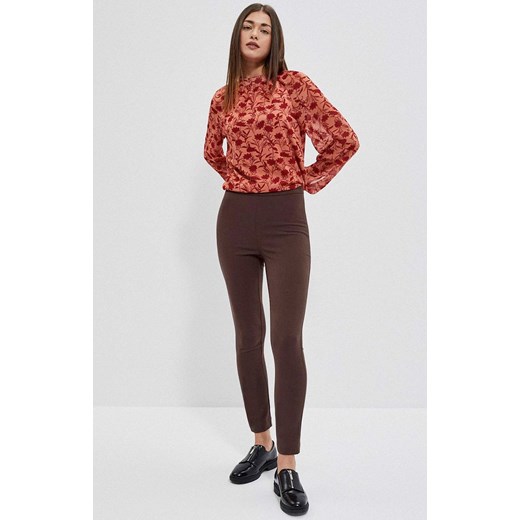 Gładkie brązowe zamszowe spodnie 3910, Kolor brązowy, Rozmiar XS, Moodo ze sklepu Primodo w kategorii Spodnie damskie - zdjęcie 143301128