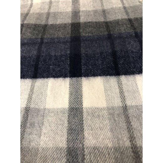 Biało granatowy szalik z wełny merino w kratkę Tartan I Wełna OneSize Tartan i Wełna