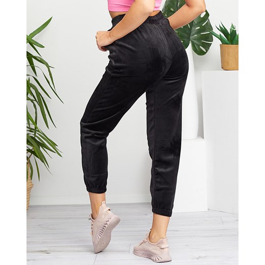 Czarne damskie welurowe spodnie dresowe PLUS SIZE - Odzież Royalfashion.pl 4XL/5XL royalfashion.pl