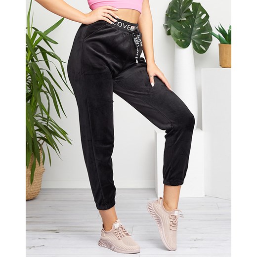 Czarne damskie welurowe spodnie dresowe PLUS SIZE - Odzież Royalfashion.pl 4XL/5XL royalfashion.pl