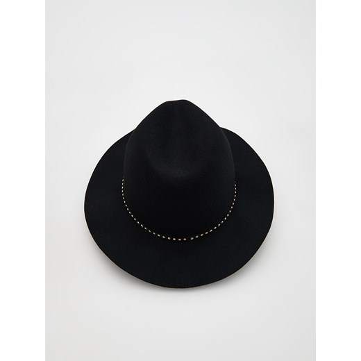 Czarny kapelusz damski Reserved elegancki 