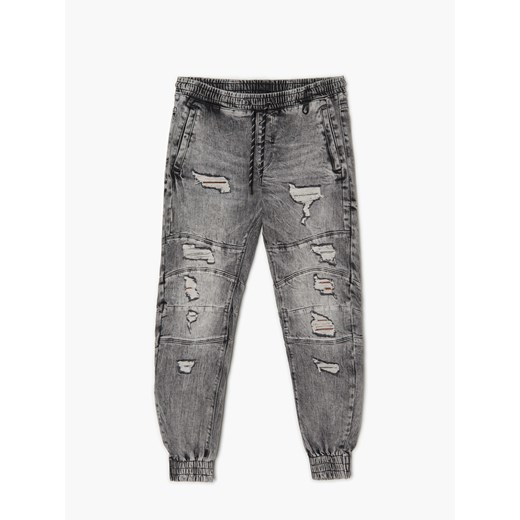 Cropp - Szare jeansowe joggery z postrzępieniami - jasny szary ze sklepu Cropp w kategorii Spodnie męskie - zdjęcie 143735806