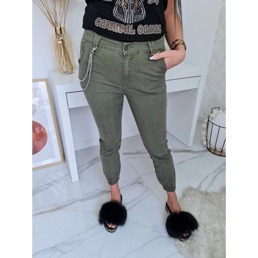 spodnie jeansowe fondi khaki z łańcuszkiem ze sklepu STYLOWO w kategorii Spodnie damskie - zdjęcie 143830307