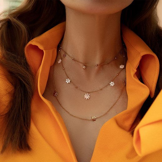 Choker Flowers pozłacany z niezapominajkami z masy perłowej Lilou One size Lilou