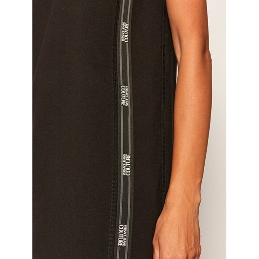 Versace Jeans Couture Sukienka dzianinowa D2HZA437 Czarny Regular Fit 40 promocyjna cena MODIVO