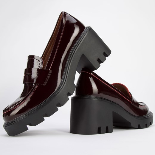 Czółenka ze skóry lakierowanej na platformie z bieżnikiem Wittchen