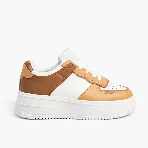 Cropp - Białe sneakersy z brązowymi wstawkami - Wielobarwny Cropp 37 Cropp