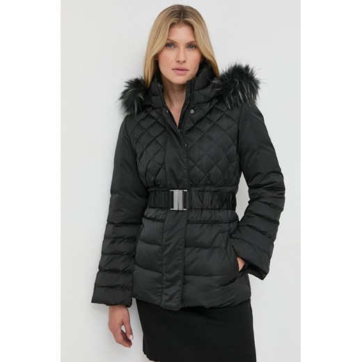 Guess kurtka puchowa damska kolor czarny zimowa ze sklepu ANSWEAR.com w kategorii Kurtki damskie - zdjęcie 144747455