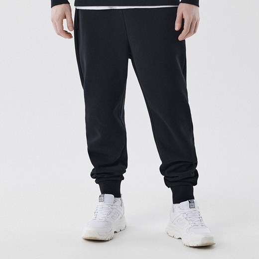 Cropp - Czarne dresowe joggery regular - czarny ze sklepu Cropp w kategorii Spodnie męskie - zdjęcie 144836586