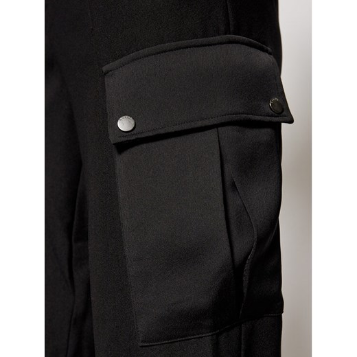 Guess Spodnie materiałowe W0BB84 WDEL0 Czarny Relaxed Fit Guess S okazyjna cena MODIVO