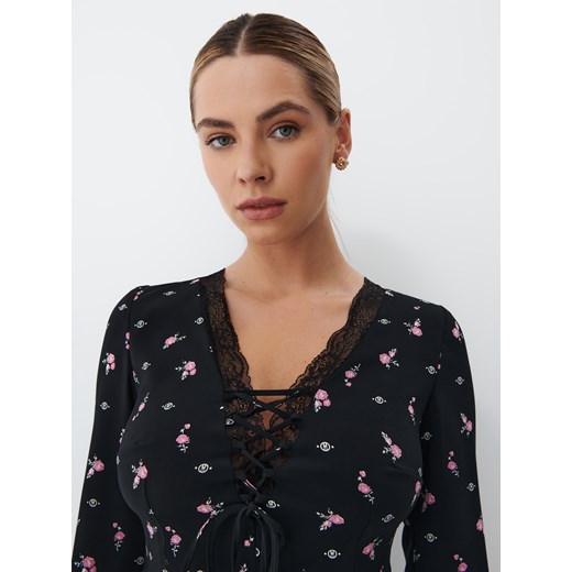 Sukienka Mohito z dekoltem v czarna casual mini w cekiny