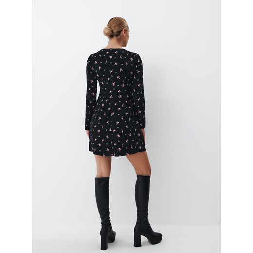 Sukienka Mohito czarna z dekoltem v mini casual