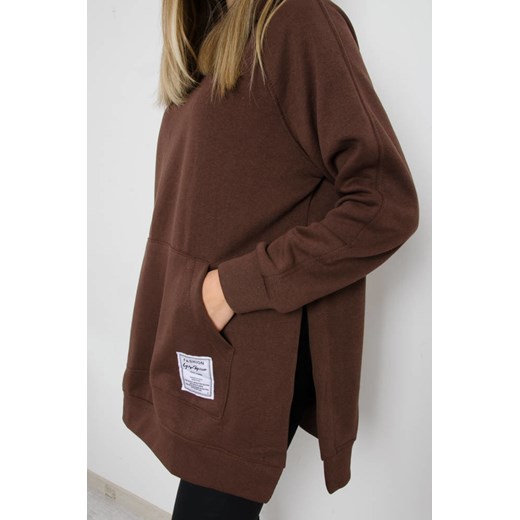 BLUZA OVERSIZE Z ROZCIĘCIAMI PO BOKACH I OZDOBNĄ NASZYWKĄ- CIEMNY BRĄZ Olika uniwersalny olika.com.pl