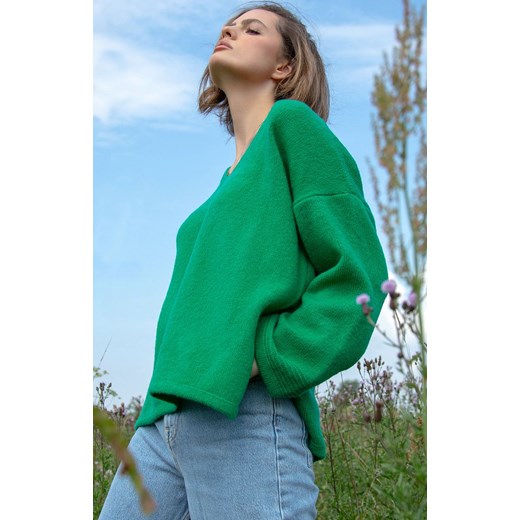 Oversizowy sweter z dekoltem w serek w kolorze zielonym F1469, Kolor zielony, Fobya L/XL Primodo