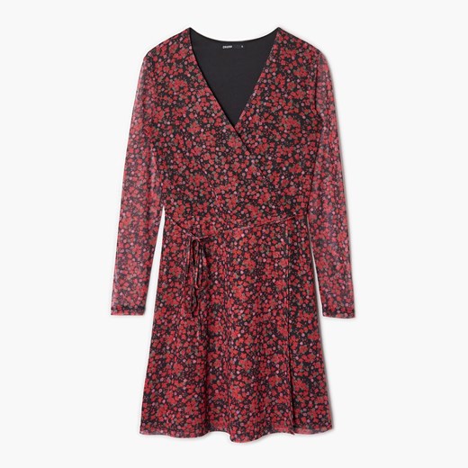 Cropp - Sukienka w czerwone kwiatki - Wielobarwny Cropp XL Cropp