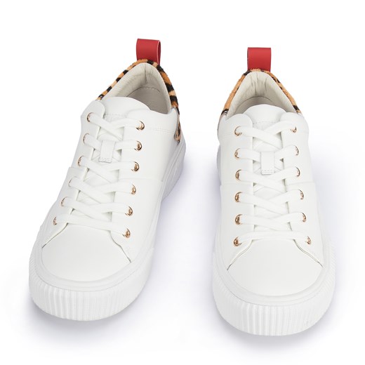 Damskie sneakersy skórzane z wzorem w cętki białe ze sklepu WITTCHEN w kategorii Trampki damskie - zdjęcie 146441656
