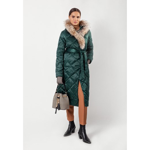 Długi pikowany płaszcz z kapturem ozdobionym futrem ze sklepu Molton w kategorii Płaszcze damskie - zdjęcie 146539476