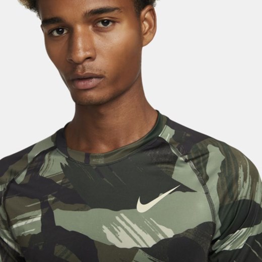 Męska dopasowana koszulka z krótkim rękawem i wzorem moro Nike Pro Dri-FIT - Nike L promocja Nike poland