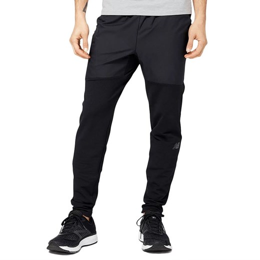 Spodnie New Balance MP23287BK - czarne ze sklepu streetstyle24.pl w kategorii Spodnie męskie - zdjęcie 146737868