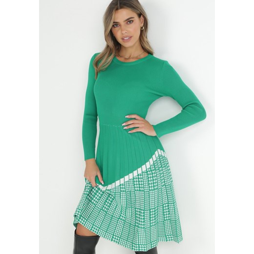Zielona Sukienka z Wiskozy z Plisowanym Dołem Vallzore ze sklepu Born2be Odzież w kategorii Sukienki - zdjęcie 147074358