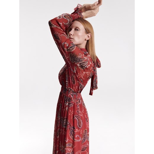 Sukienka Reserved z długim rękawem jedwabna midi trapezowa z okrągłym dekoltem 