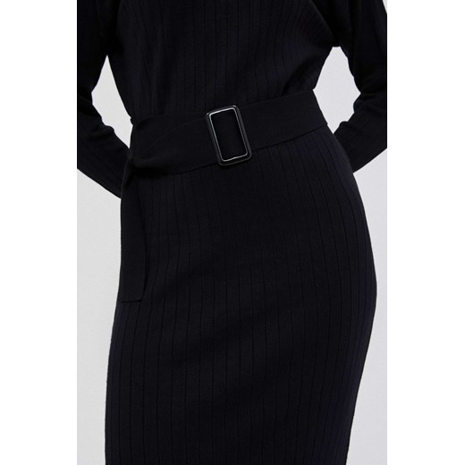 Prążkowana sukienka z paskiem czarna ze sklepu Moodo.pl w kategorii Sukienki - zdjęcie 147311255
