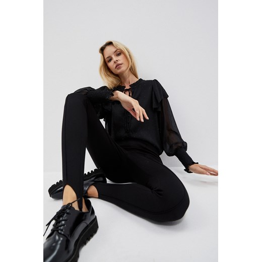 Gładkie spodnie z paskiem na stopie czarne ze sklepu Moodo.pl w kategorii Spodnie damskie - zdjęcie 147577558
