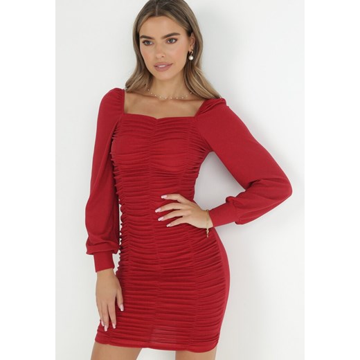 Czerwona Sukienka Błyszcząca z Drapowaniem i Kwadratowym Dekoltem Tashi ze sklepu Born2be Odzież w kategorii Sukienki - zdjęcie 147710429