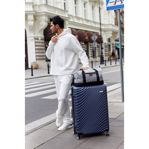 Solidna, duża walizka z wysuwaną rączką i na obrotowych kółkach— Peterson Merg one size merg.pl