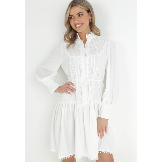 Biała Sukienka ze Stójką i Koronkowymi Lamówkami Zelna ze sklepu Born2be Odzież w kategorii Sukienki - zdjęcie 147864455