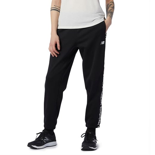 Spodnie New Balance WP13176BK - czarne ze sklepu streetstyle24.pl w kategorii Spodnie damskie - zdjęcie 148394817